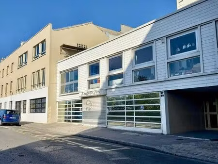 location local d'activités 739 m²