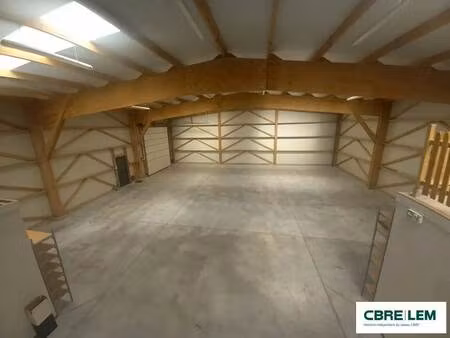 location local d'activités 621 m²