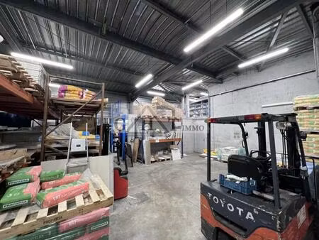 location local d'activités 920 m²