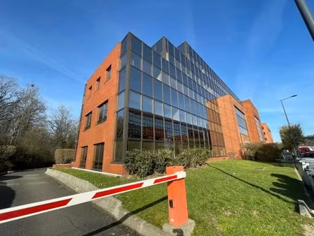 location local d'activités 302 m²