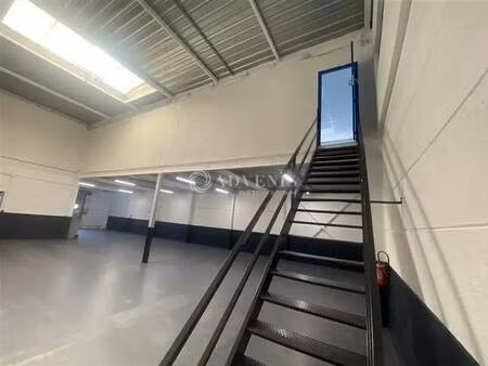 location local d'activités 376 m²