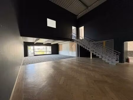 location local d'activités 612 m²