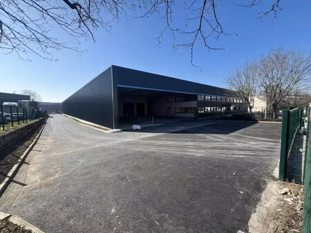 location entrepôt 4 827 m²