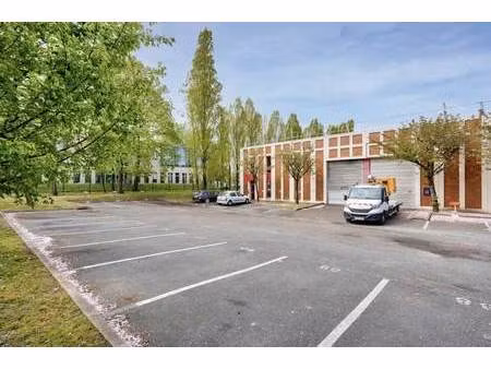 location local d'activités 298 m²