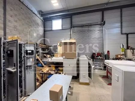 location local d'activités 303 m²