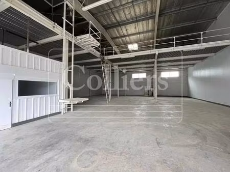 location local d'activités 667 m²
