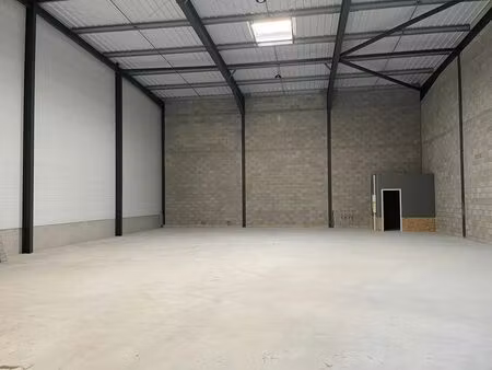 location local d’activités signes 83870 260m² à 510m²