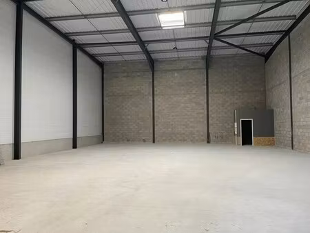 location local d’activités signes 83870 510m²