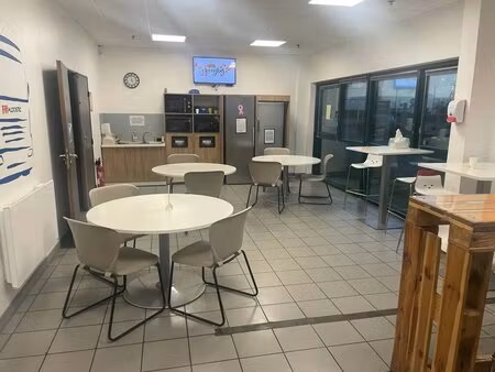 location entrepôt 16 327 m²