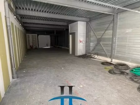 location entrepôt 152 m²