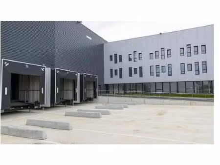 location entrepôt 6 815 m²
