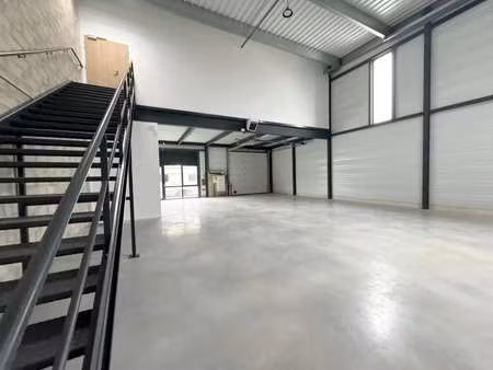 location local d'activités 371 m² à 742 m²