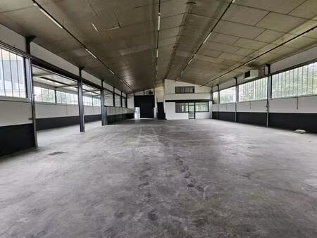 location local d'activités 834 m²