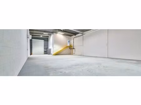 location local d'activités 322 m²