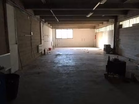 location entrepôt 150 m²