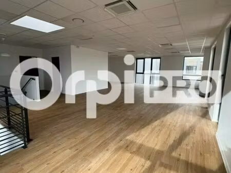 location local d'activités 890 m²