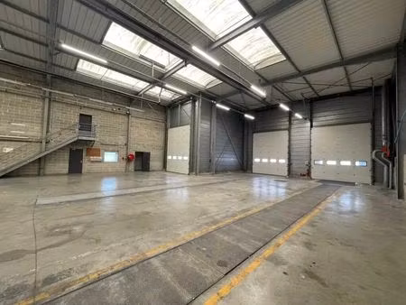 location local d'activités 852 m²