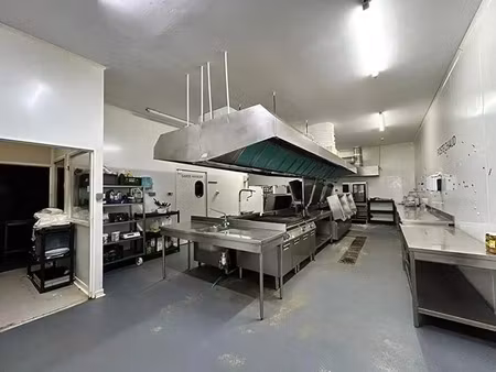 location local d’activités l isle sur la sorgue 84800 2450m²