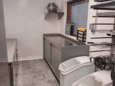 location local d'activités 163 m²