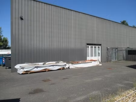location local d'activités 82 m²
