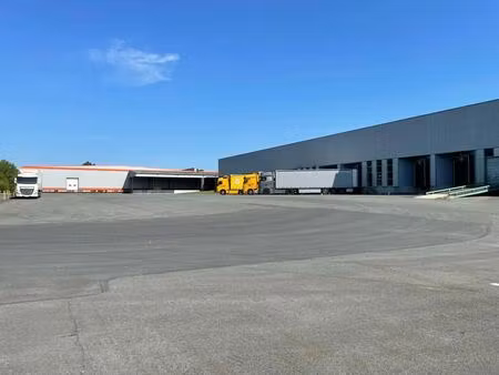 location entrepôt 40 000 m²