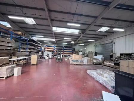 location local d'activités 896 m²