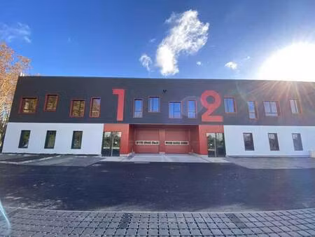 location local d'activités 413 m²