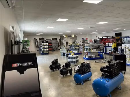 location local d'activités 826 m²