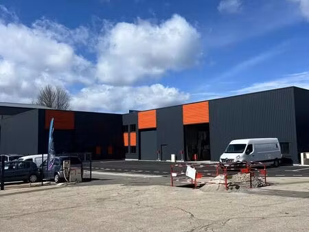 location local d'activités 211 m²