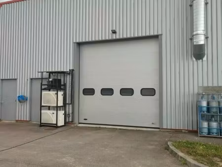 location local d'activités 163 m²