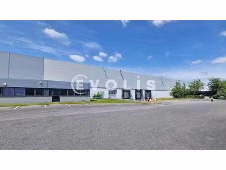 location local d'activités 824 m²