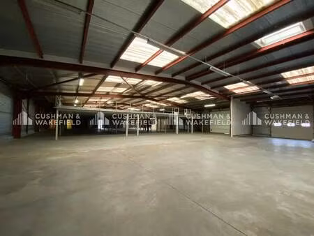 location local d'activités 800 m²