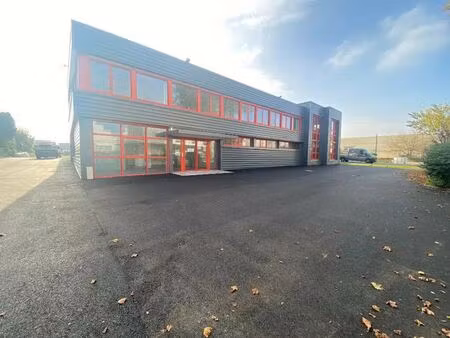 location local d'activités 889 m²