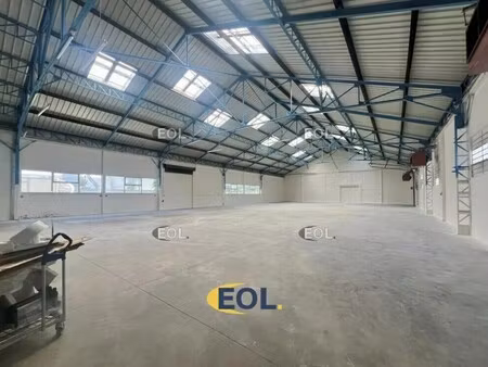 location local d'activités 885 m²