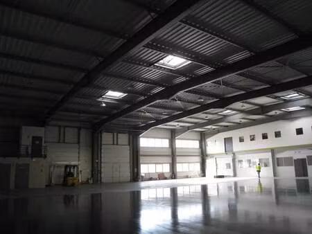 location entrepôt 2 300 m²