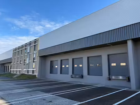 location local d'activités 2 408 m² à 4 842 m²