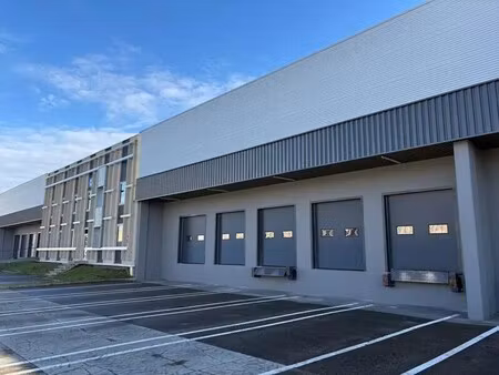 location local d'activités 2 408 m²