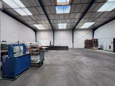 location local d'activités 501 m²