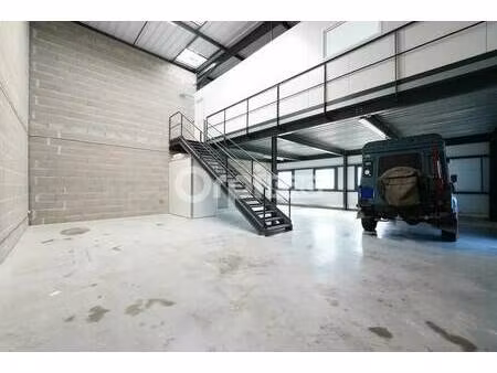 location local d'activités 168 m²