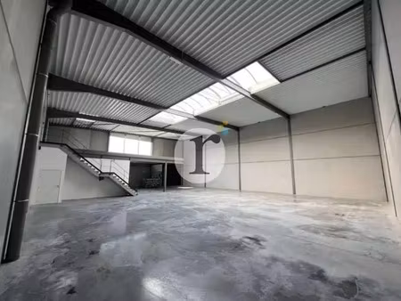 location local d'activités 420 m² à 945 m²