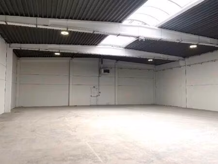 location local d'activités 528 m² à 1 121 m²