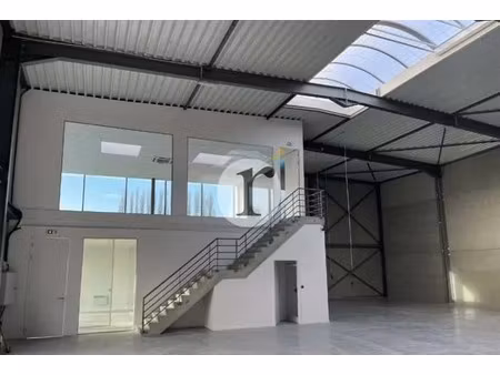 location local d'activités 592 m²
