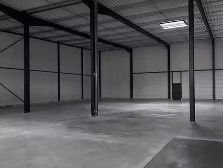 location local d'activités 894 m²