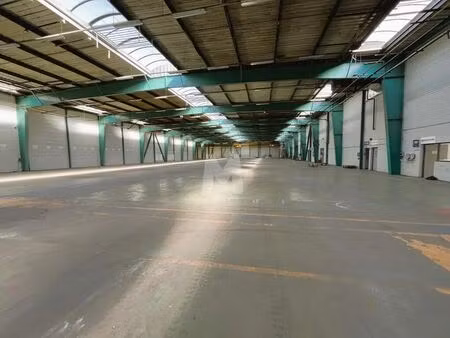 location local d'activités 824 m²