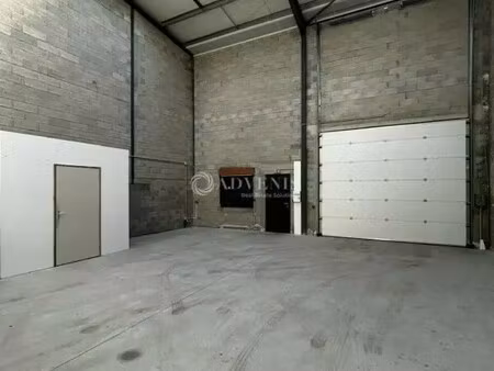 location entrepôt 135 m²