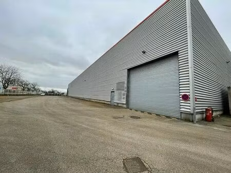 location entrepôt 2 300 m²