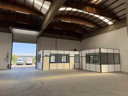 location local d'activités 810 m² à 2 570 m²