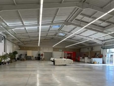 location local d'activités 740 m²