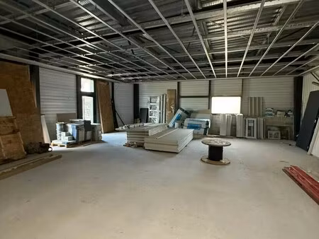 location local d'activités 100 m²