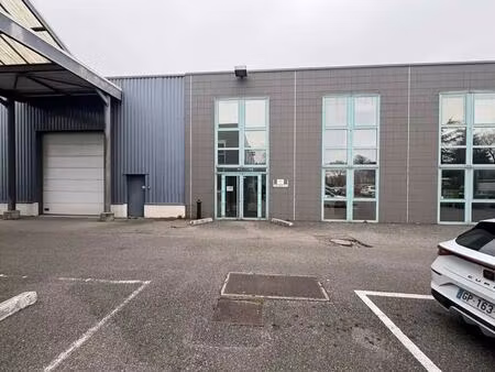 location local d'activités 849 m²